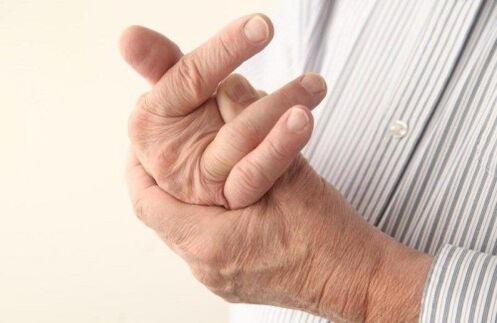 Pain in the joints of the fingers in an elderly person.