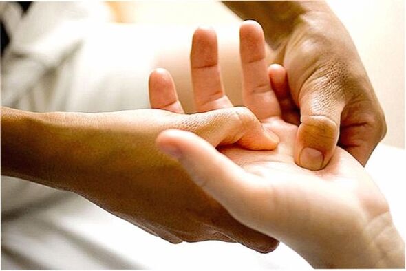Therapeutic massage will help relieve pain in the finger joints.